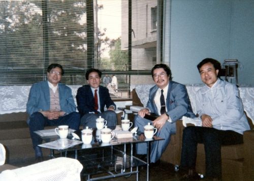 1988年4月，胥彬（左一）、白东鲁（左二）与贺国强（右一）接待来访的日本理化所生命科学筑波研究中心代理所长井川洋二（右二）