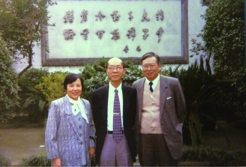 1996年，胥彬（右）偕夫人吴淑云（左）陪同汤钊猷院士在鲁迅故居