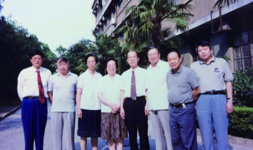 1998年，研究生王兴旺（左一）完成博士论文答辩后与导师胥彬（右三）等合影