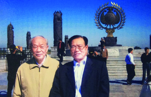 1999年，胥彬（右）与王振义院士（左）在哈尔滨公园