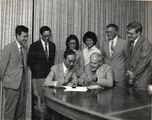 1986年，谢毓元（第一排左）赴美国芝加哥与普强公司总裁（第一排右）鉴订合作协议