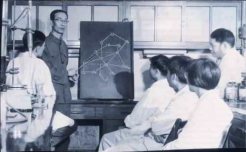 1982年，谢毓元（左二）在实验室给组里的科研人员讲授螯合剂方面的知识