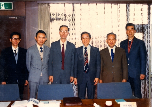 1984年，上海药物所与日本全药株式会社就MST-16合作事宜签约（谢毓元，左三）