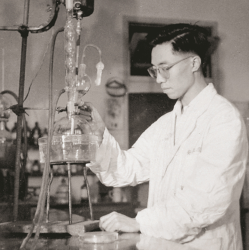 1953年，谢毓元在上海药物所实验室