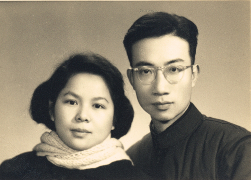 1954年，谢毓元（右）与夫人叶德华（左）结婚