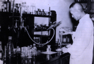 药物所创始人赵承嘏在武康路395号实验室里进行实验