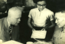 1952年，赵承嘏所长（右一）与苏联药理学专家安尼契可夫教授（左一）交谈
